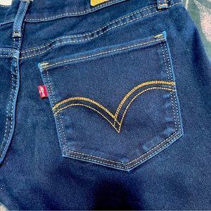 Women’s/Juniors Levi 524 Skinny size 5 Jeans